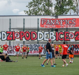 Kibice Widzewa Łódź świętowali 10-lecie grupy Młodzi Poddębice ’09