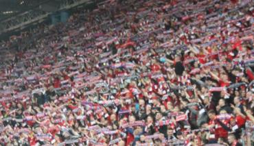 Kibice Wisły Kraków podczas meczu derbowego z Cracovią