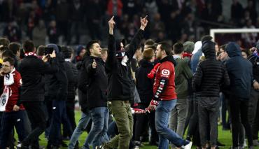 Kibice wtargnęli na boisko i grozili piłkarzom