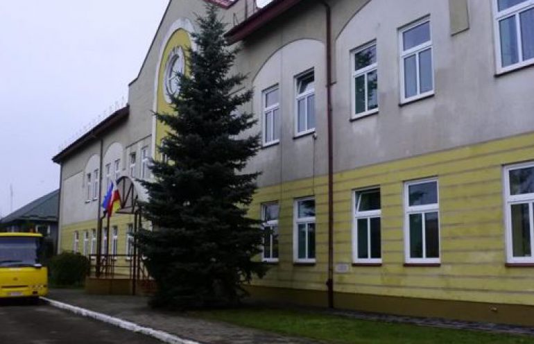 Kibice zbierają pieniądze na remont szkoły w Mościskach