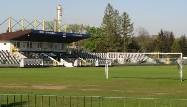 Krzesełka ze stadionu Sandecji dla kibiców