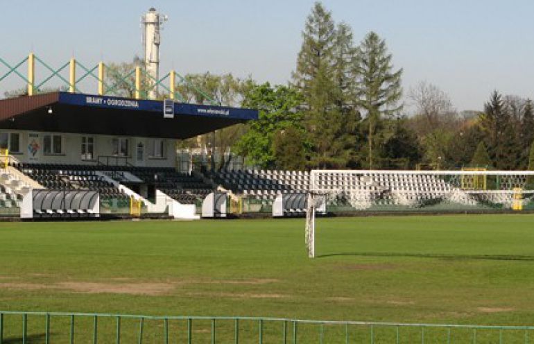 Krzesełka ze stadionu Sandecji dla kibiców