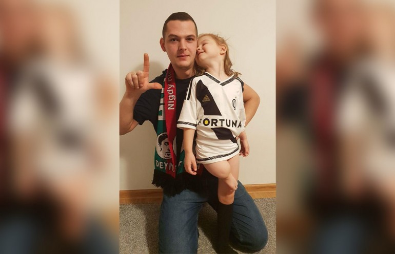 Legioniści pomagają małej Majce