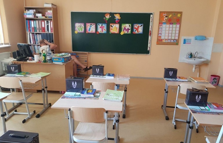 Legioniści przekazali materiały szkolne dla rodaków