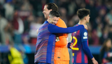 lewandowski i szczęsny w uścisku po meczu Barcelony
