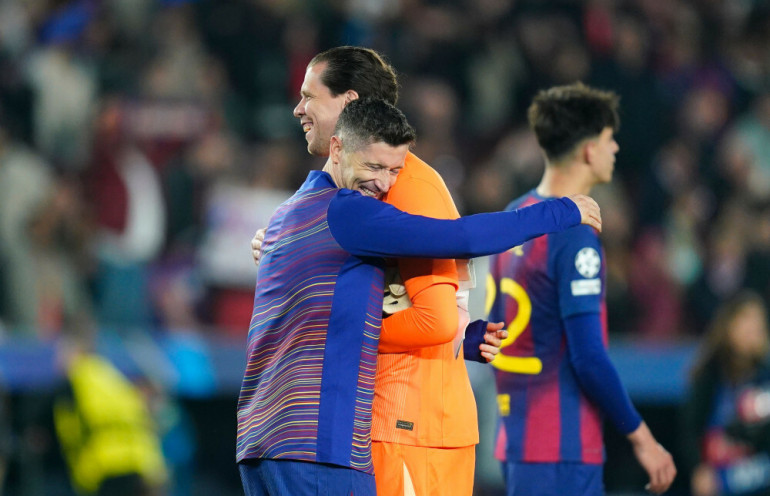 lewandowski i szczęsny w uścisku po meczu Barcelony