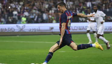 Lewandowski z golem w El Classico i pierwszym trofeum w Barcelonie