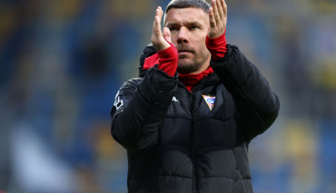 lukas podolski bijący brawo w kurtce górnika zabrze