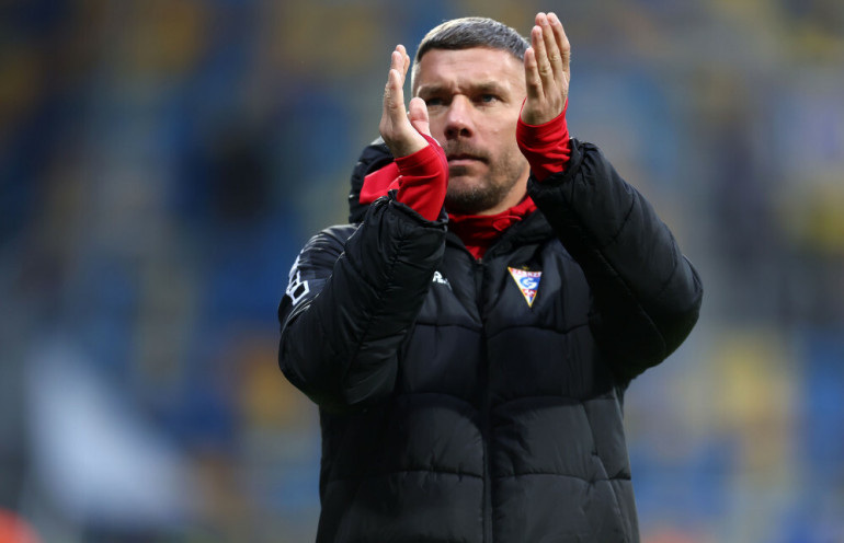 lukas podolski bijący brawo w kurtce górnika zabrze