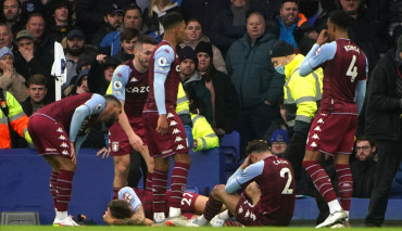 matty cash butelka av everton