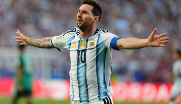 messi cieszący się z gola dla Argentyny w meczu z Algierią
