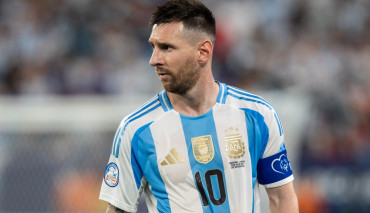 messi jako kapitan w trakcie meczu dla argentyny
