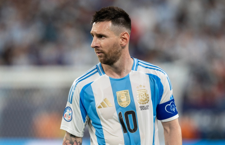 messi jako kapitan w trakcie meczu dla argentyny
