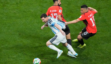 messi podczas dryblingu w meczu z egiptem