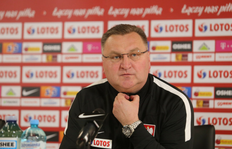 Michniewicz na konferencji: trójką z tyłu i z gotowym Piątkiem na mecz ze Szwecją