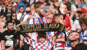 młody kibic górnika na meczu o superpuchar