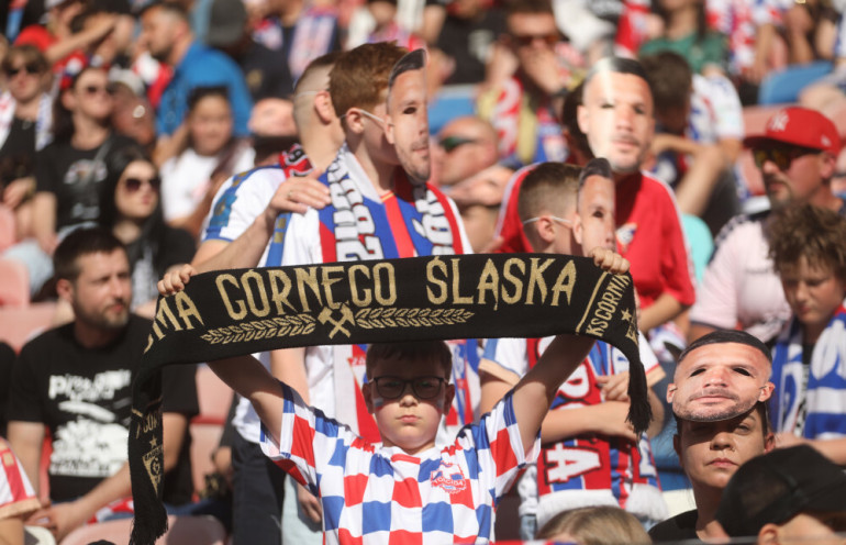 młody kibic górnika na meczu o superpuchar