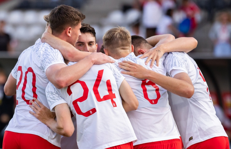 młodzieżowa reprezentacja polski ciesząca się z gola