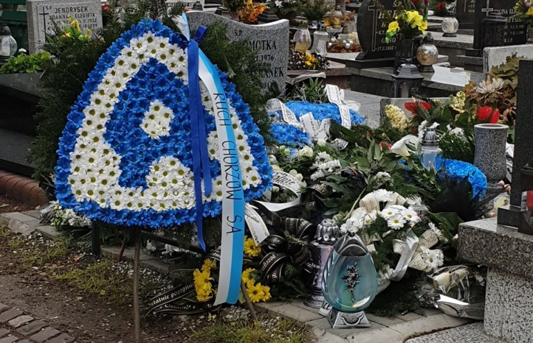 Niebiescy byli obecni na uroczystościach pogrzebowych żony legendarnego piłkarza Ruchu Chorzów