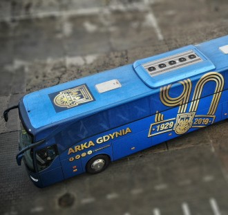 Nowy autokar dla piłkarzy oraz sztabu Arki Gdynia z okazji 90-lecia istnienia klubu
