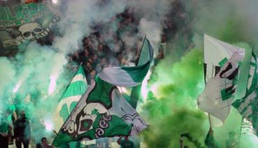 Odwołane derby Aten - zamieszki na stadionie