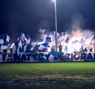 Oprawa kibiców Jezioraka Iława na wyjazdowym meczu z GKS-em Wikielec