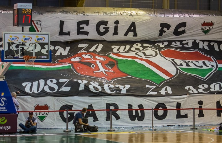 oprawa kibiców koszykarskiej Legii