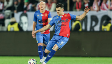 patryk dziczek wykonujący rzut wolny