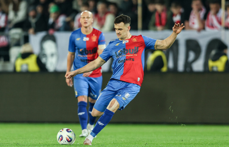 patryk dziczek wykonujący rzut wolny