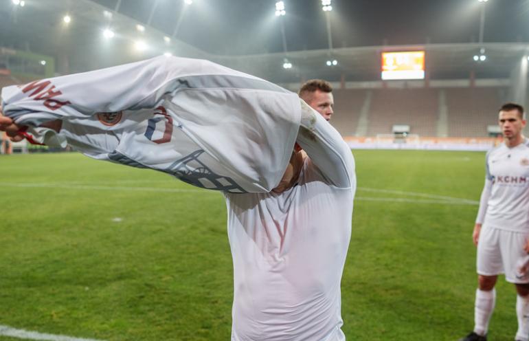 Piłkarze z Zagłębia Lubin po meczu oddali koszulki kibicom