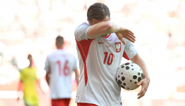 piotr zielinski ocierajacy pot w trakcie meczu polska ukraina we wrocławiu