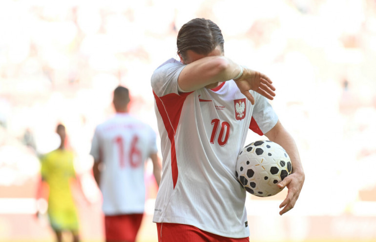 piotr zielinski ocierajacy pot w trakcie meczu polska ukraina we wrocławiu