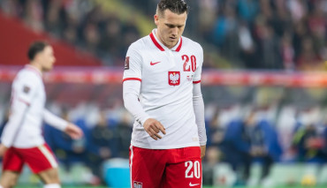 piotr zielinski ze spuszczona glowa podczas meczu kadry