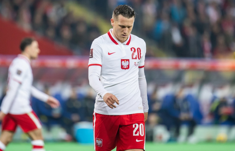 piotr zielinski ze spuszczona glowa podczas meczu kadry