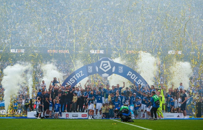 Polska - 23 maja 2026: Lech Poznań świętuje zdobycie trofeum Ekstraklasy po meczu.