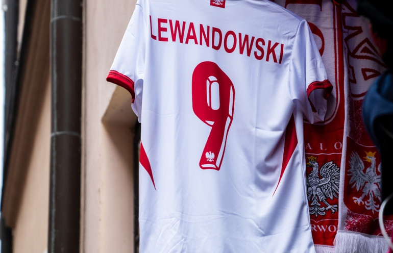 polska koszulka roberta lewandowskiego z numerem 9