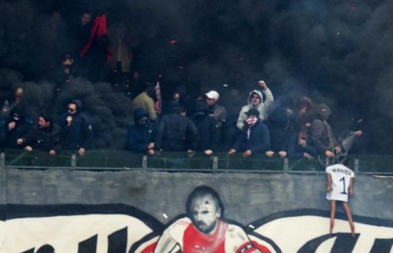 Powieszona kukła na meczu Ajax – Feyenoord