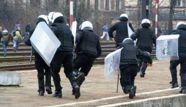 Prokuratura oskarżyła policjanta, który postrzelił kibica