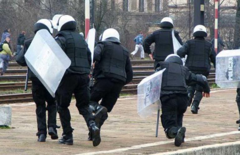 Prokuratura oskarżyła policjanta, który postrzelił kibica