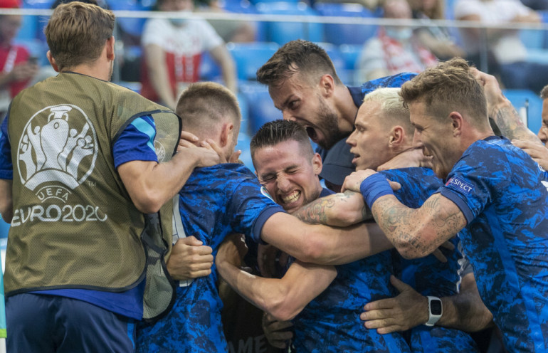Radość Słowaków po golu na 2:1 w meczu z Polakami na EURO 2020