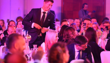 robert lewandowski odbierający stauetkę na gali