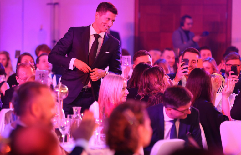 robert lewandowski odbierający stauetkę na gali