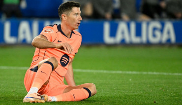Robert Lewandowski siedzący podczas meczu barcelony