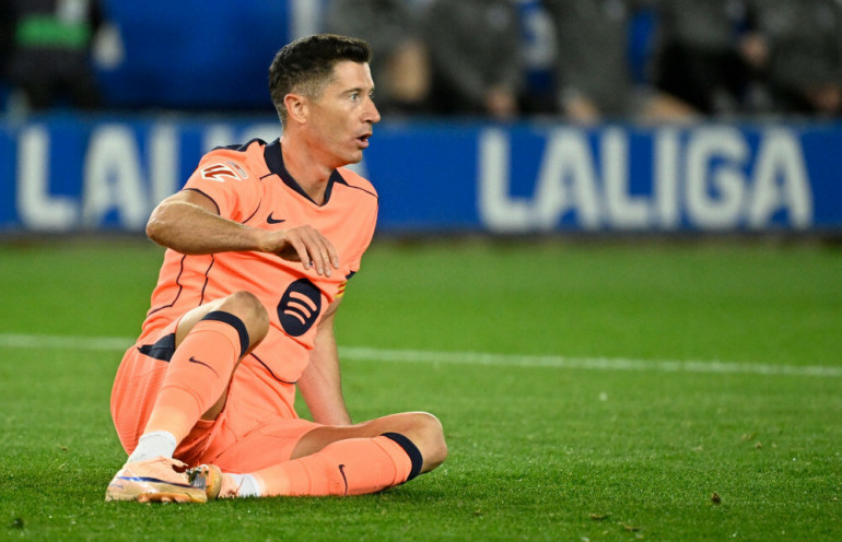 Robert Lewandowski siedzący podczas meczu barcelony
