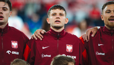 sebastian szymański podczas śpiewania hymnu