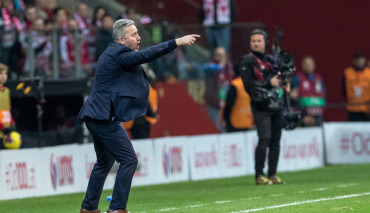 Selekcjoner przy ławce podczas meczu reprezentacji Polski