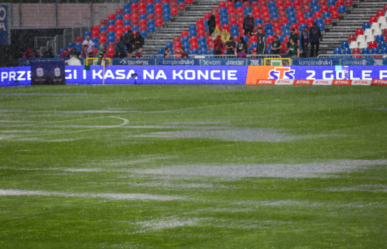 stadion rakowa deszcz