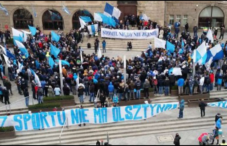 Stomil demonstrował pod ratuszem w Olsztynie