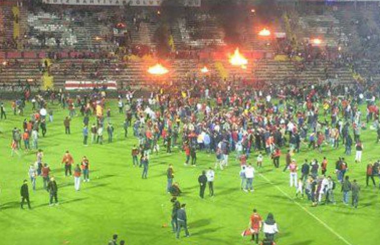 Turcja: Kibice podpalili swój stadion