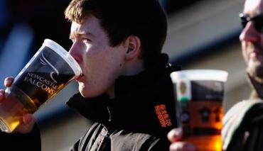 UEFA zniosła całkowity zakaz sprzedaży alkoholu na stadionach